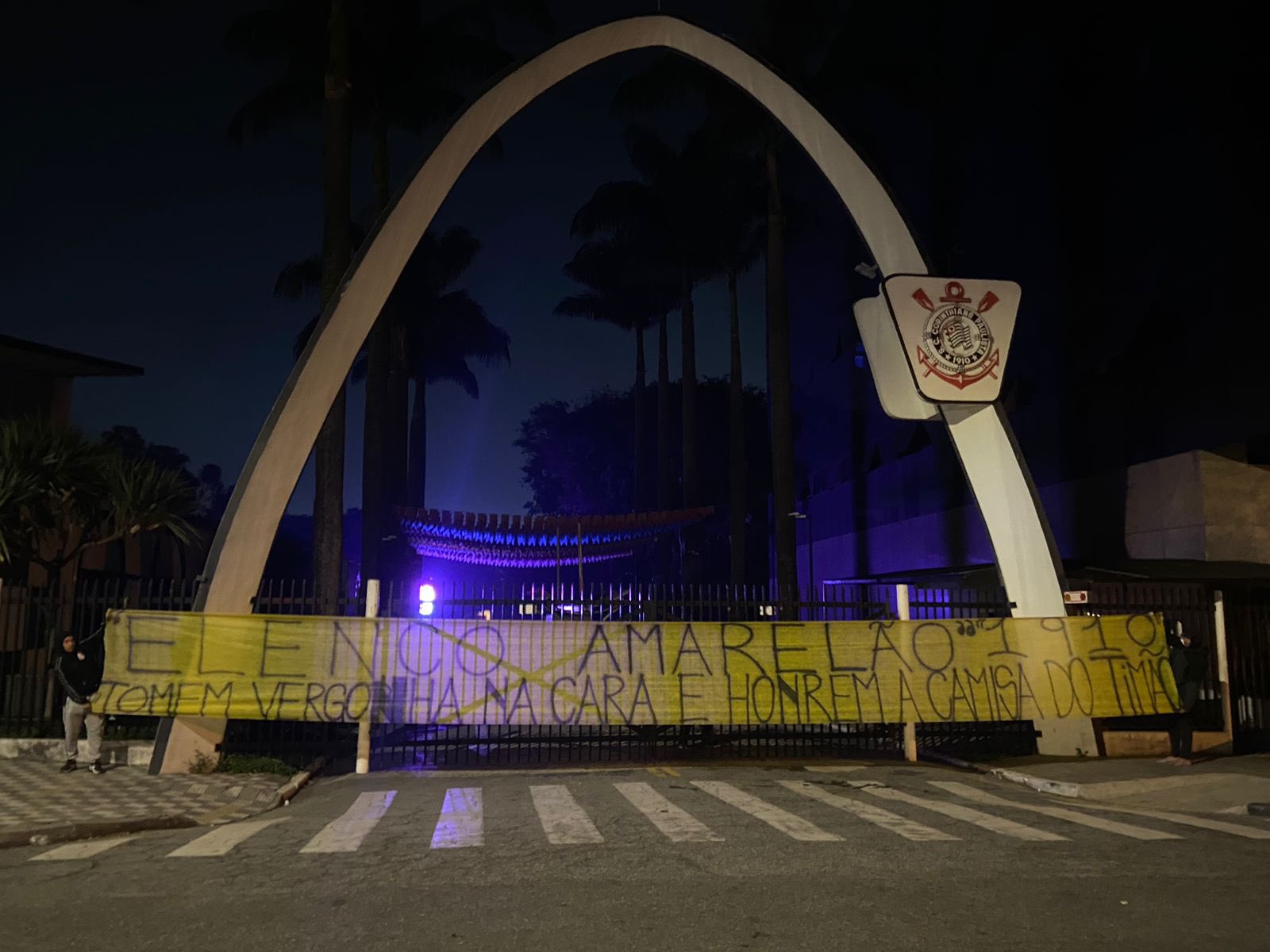 Protestos no Corinthians: Torcida Picha Muros e Clama por Mudanças no Elenco